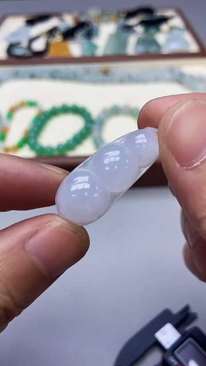 翡翠未镶嵌颈饰豆子