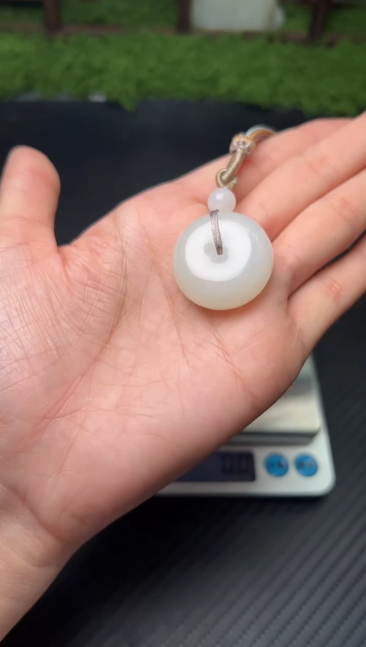 吊坠(赠链)未镶嵌和田玉黑山微色差平安扣