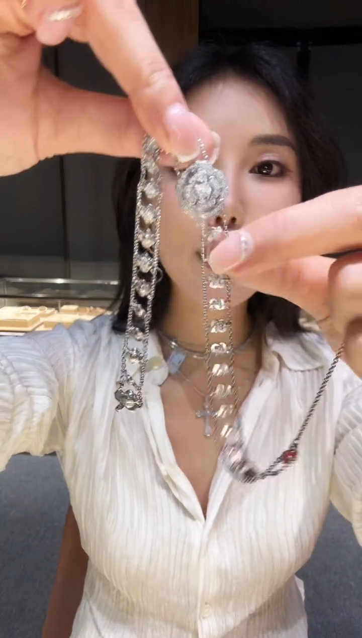 【闪购商品】钻石项链18K金镶嵌山茶花