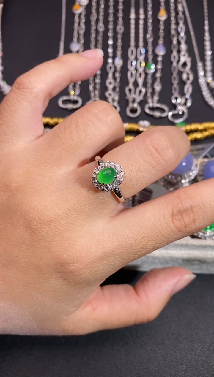 颈饰18K金镶嵌翡翠戒指