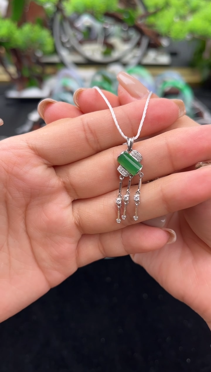 颈饰18K金镶嵌翡翠吊坠