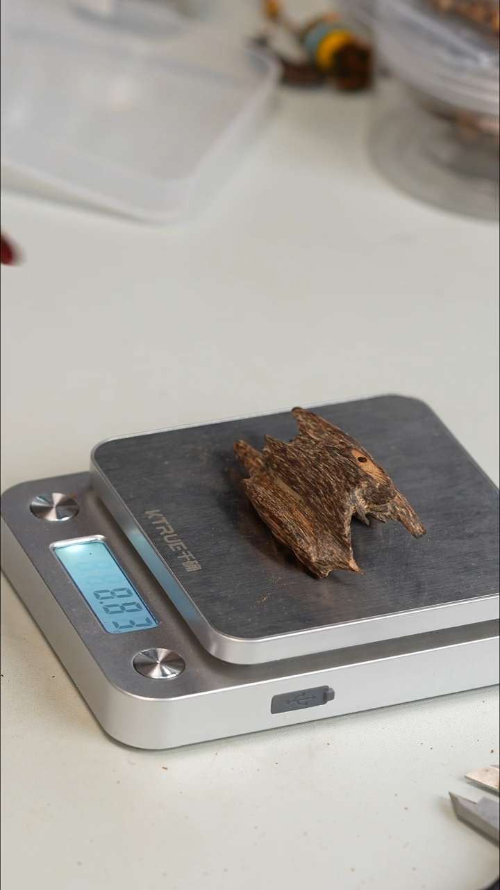 沉香沉香碎屑山****灯越南芽庄虫漏料8.8克