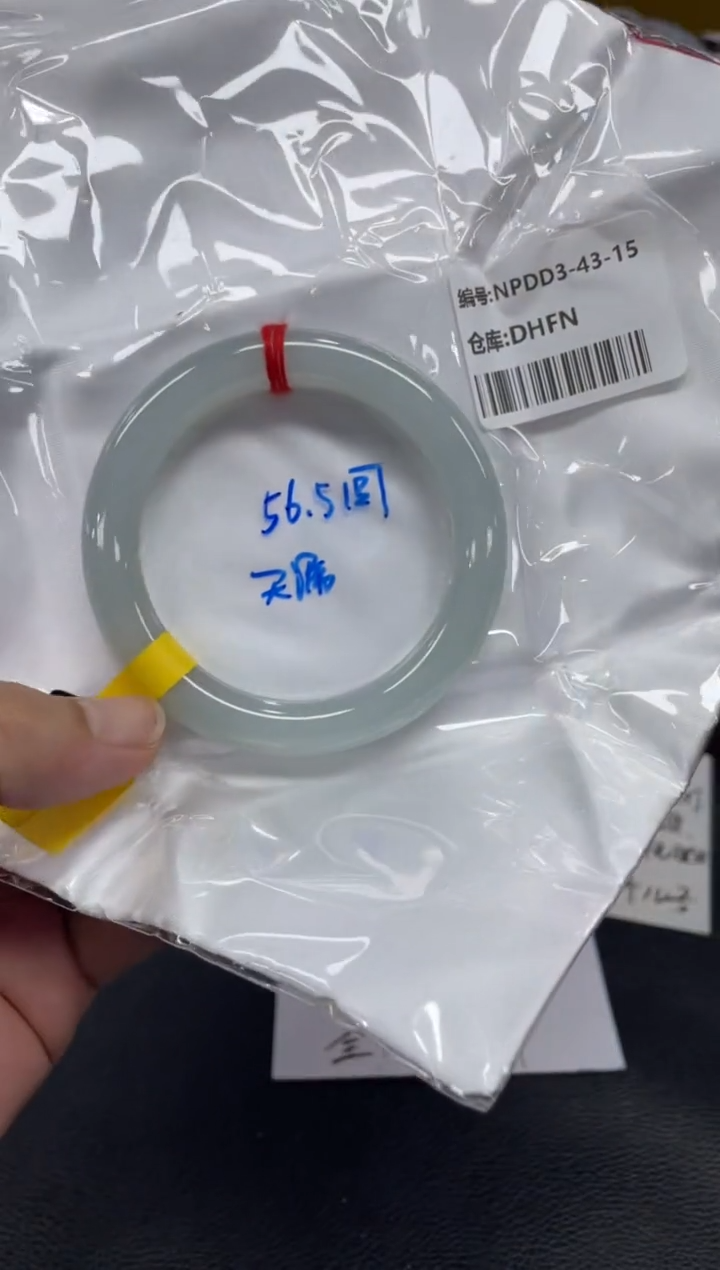 翡翠手镯未镶嵌翡翠手镯