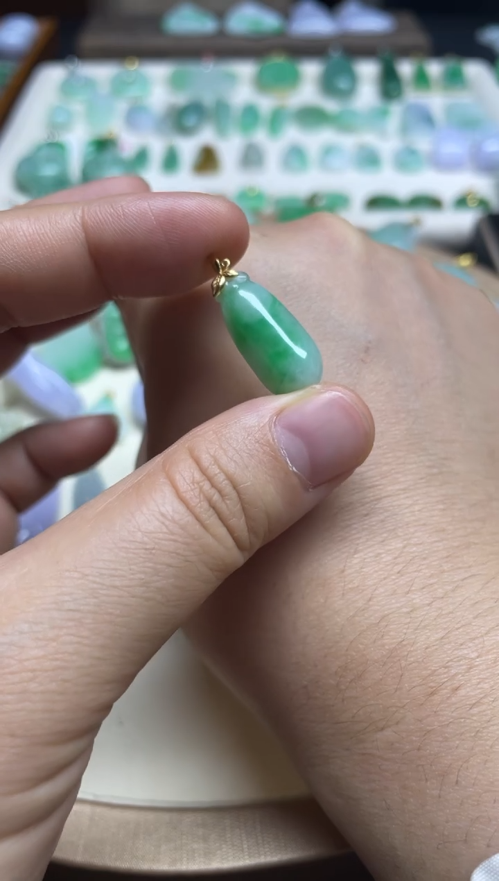 翡翠18K金镶嵌颈饰福果