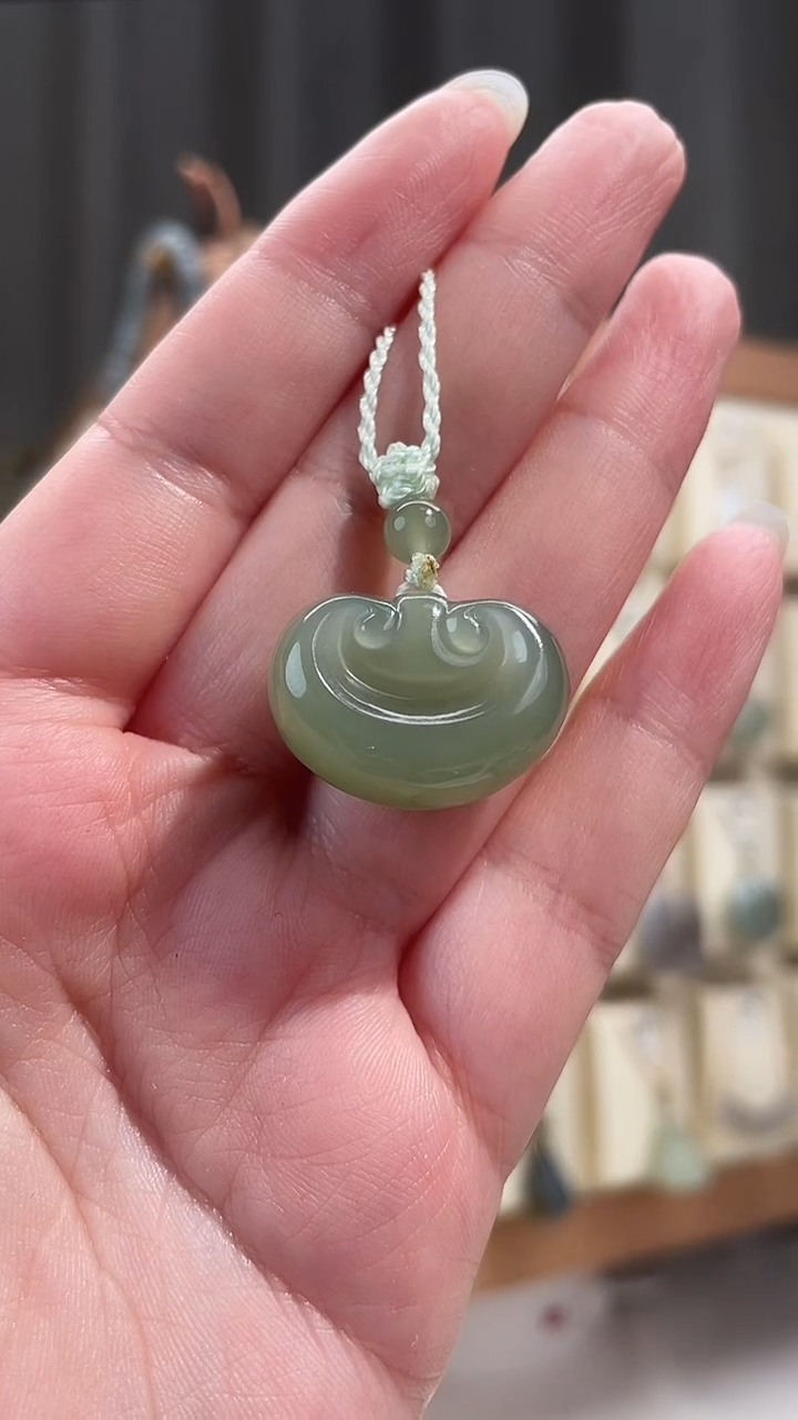 颈饰未镶嵌和田玉湖水绿元宝锁