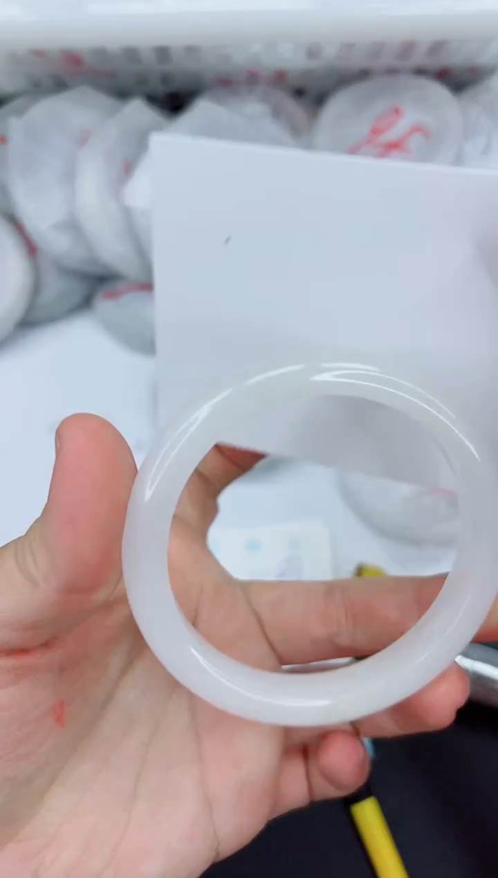 【闪购商品】石英质玉手镯未镶嵌235-60