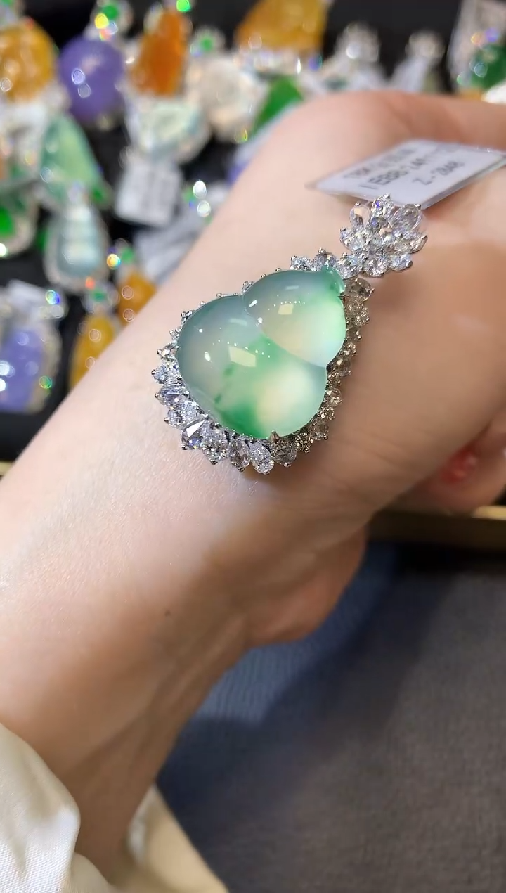 【闪购商品】翡翠吊坠(不含链)18K金镶嵌D61 