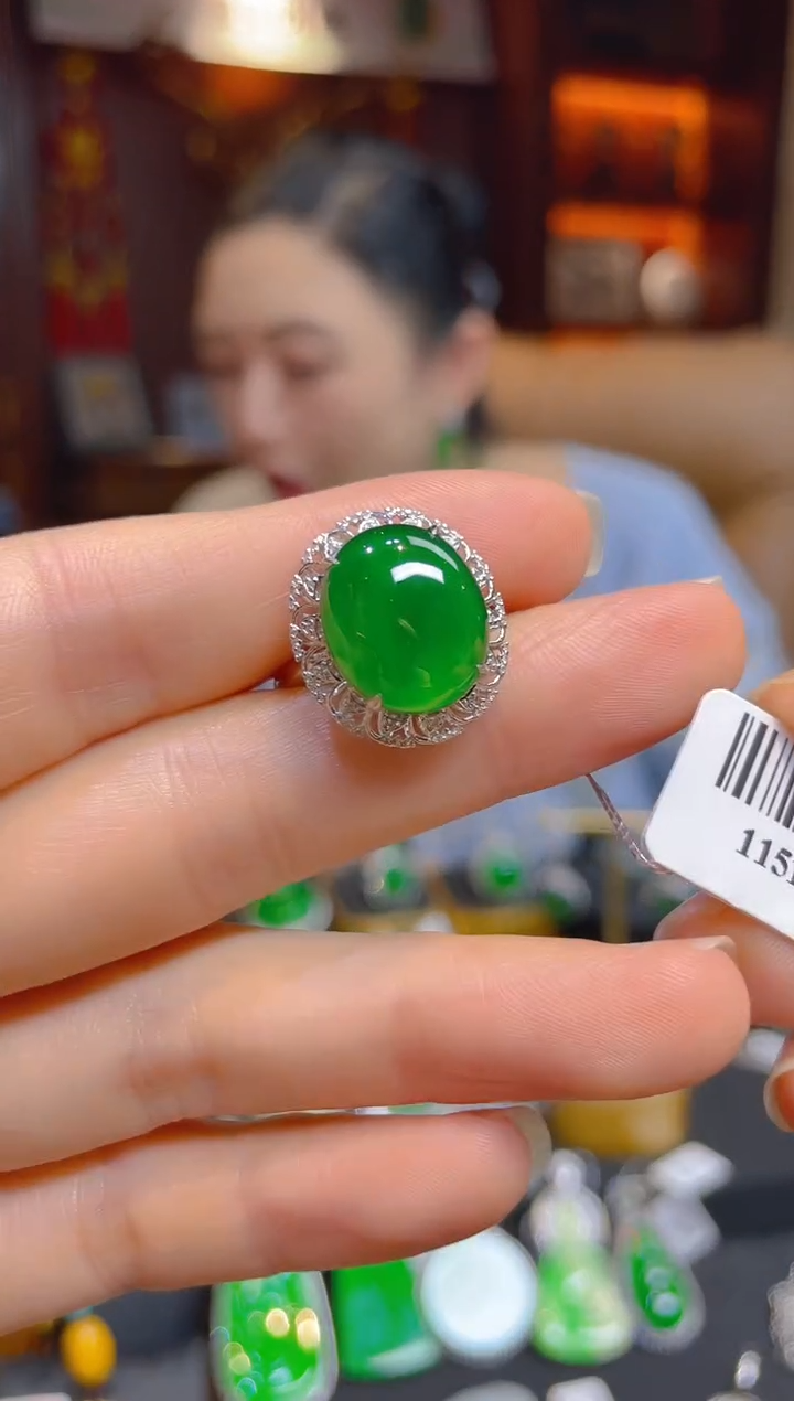 【闪购商品】翡翠戒指18K金镶嵌115134天然A货翡翠蛋面戒指
