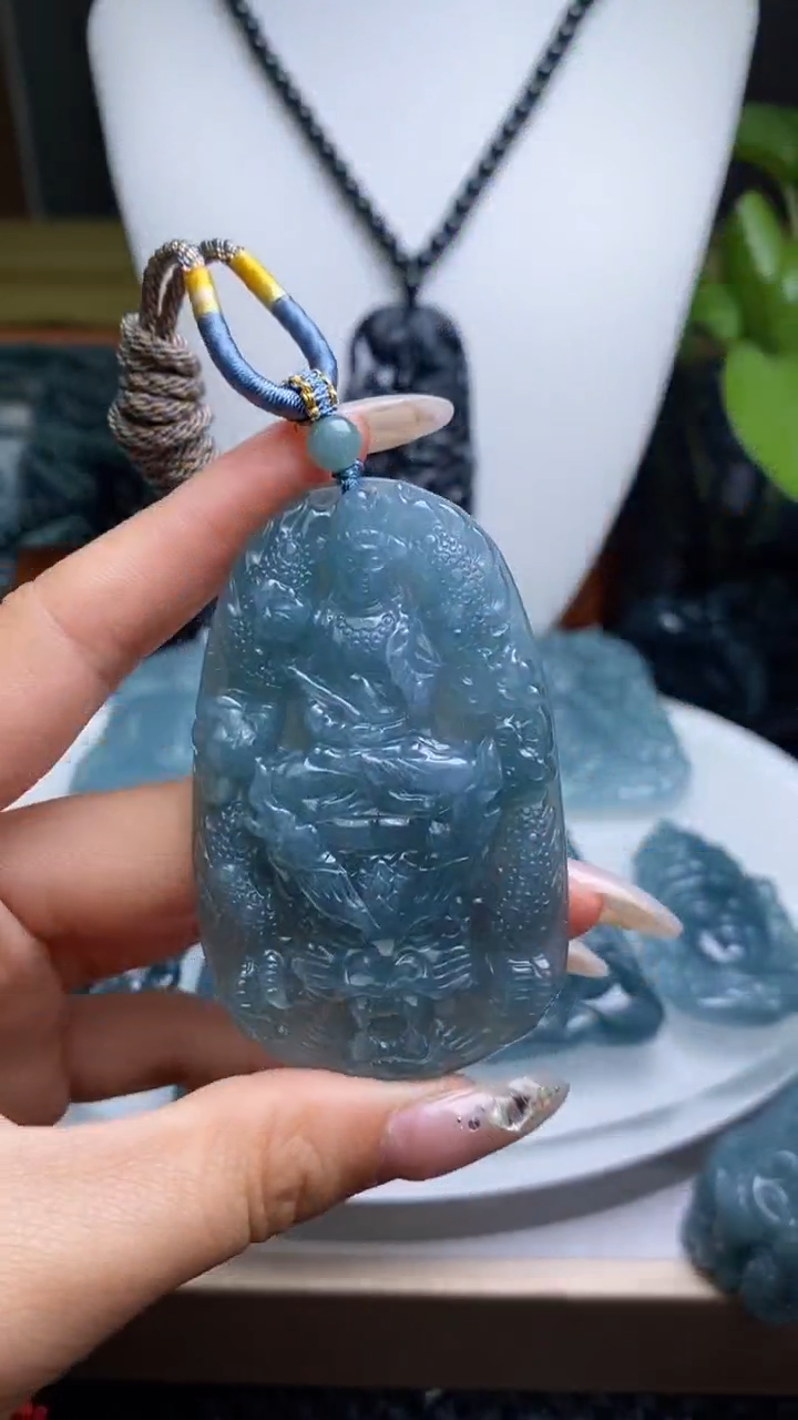 翡翠未镶嵌颈饰              