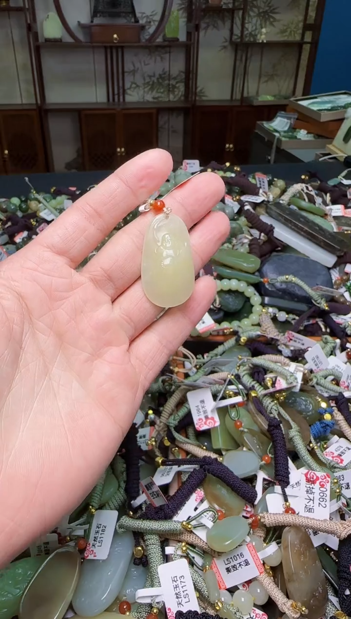 颈饰未镶嵌和田玉1