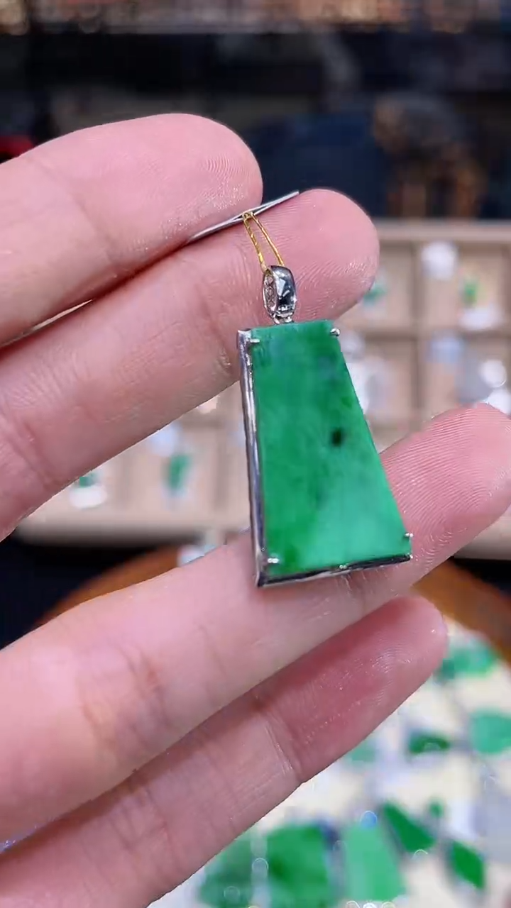 【闪购商品】翡翠吊坠(不含链)18K金镶嵌无事牌