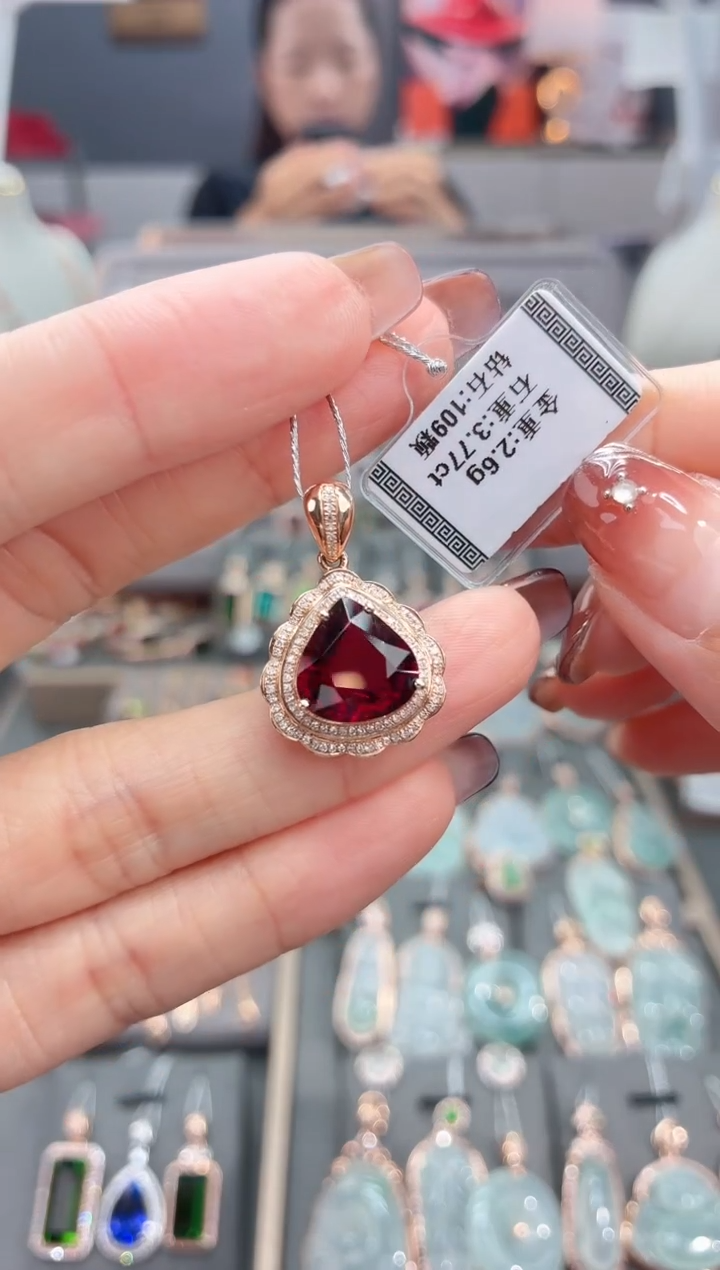 颈饰18K金镶嵌碧玺3.77