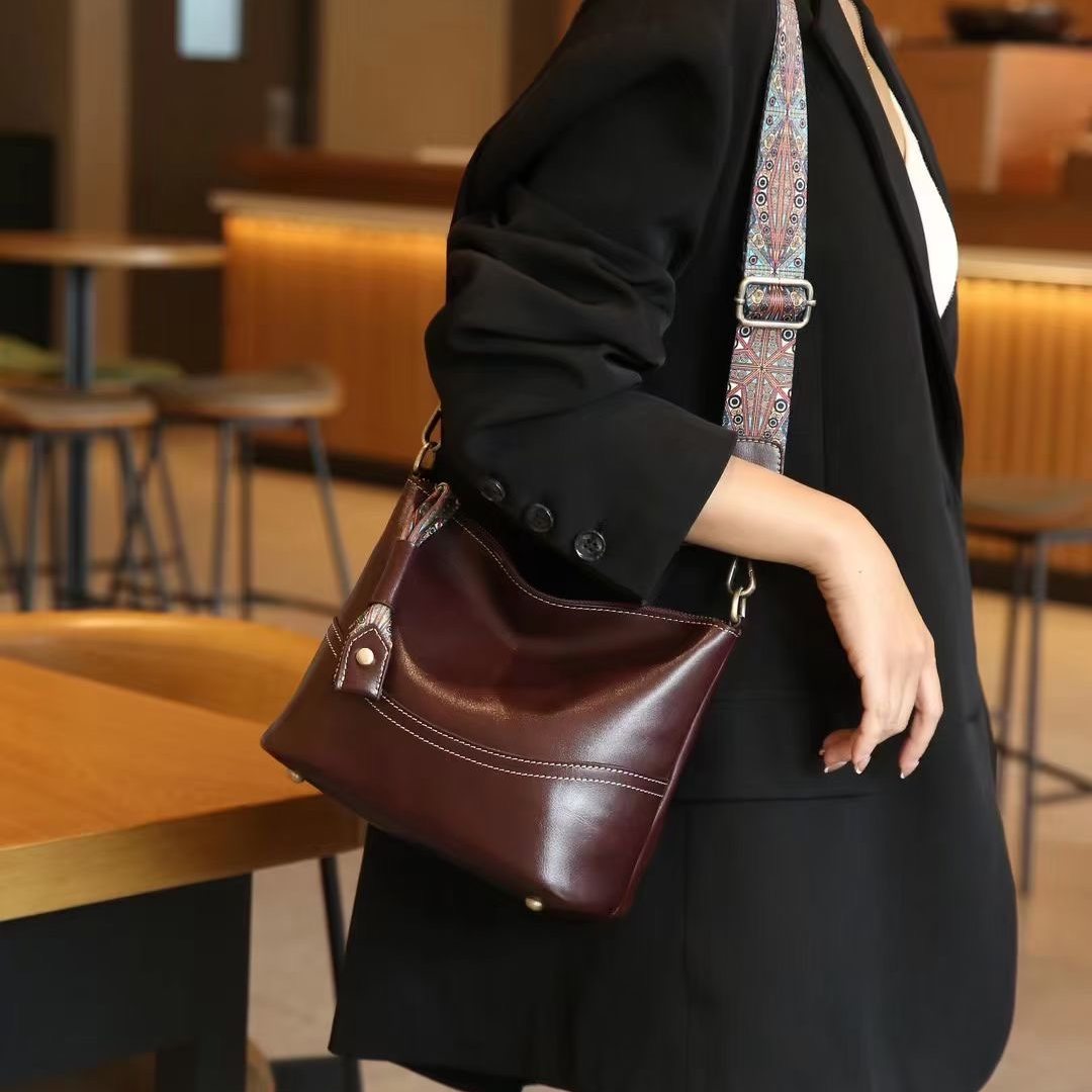 牛皮大容量黑色腋下单肩水桶包2025新款女百搭真皮拉链竖款斜挎包