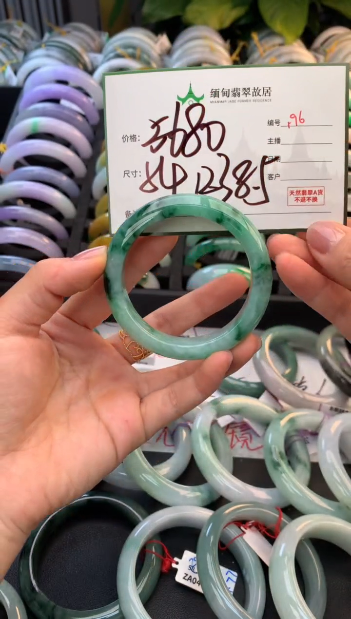 未镶嵌定制翡翠毛货需精细抛光+多人