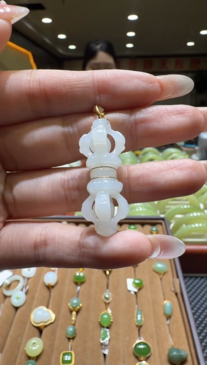 颈饰18K金镶嵌和田玉挂件