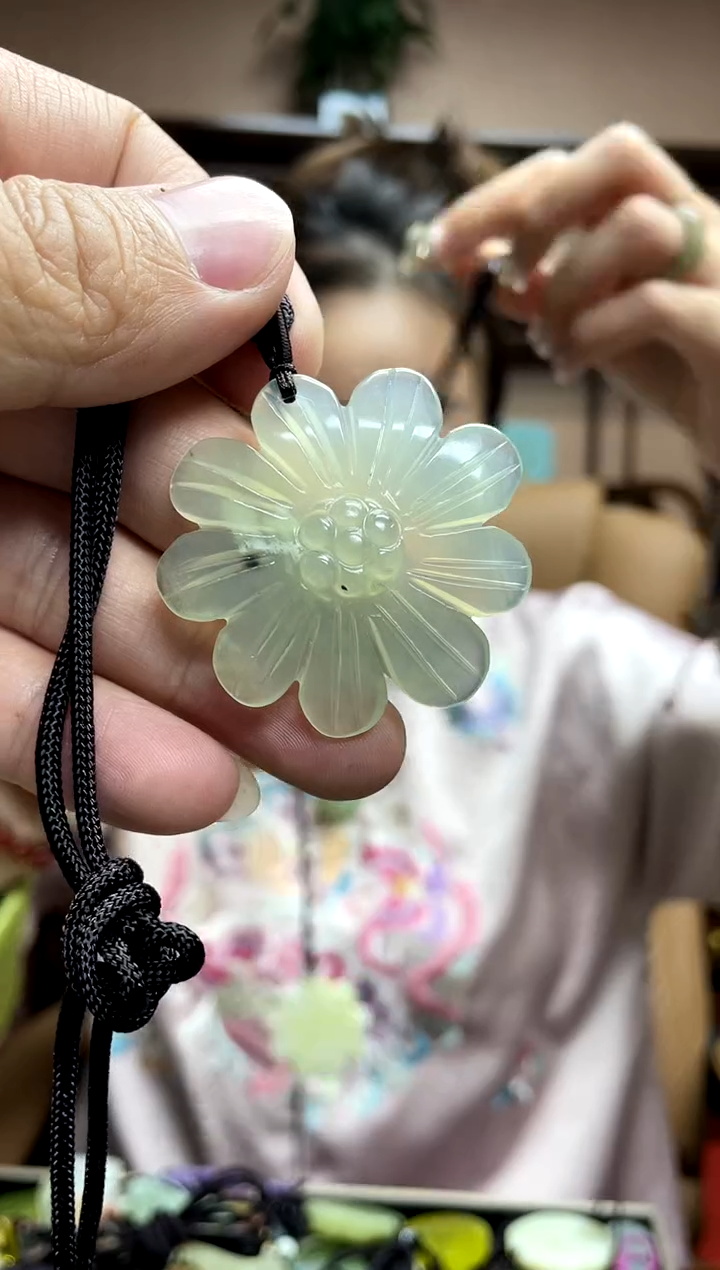 岫玉未镶嵌吊坠·