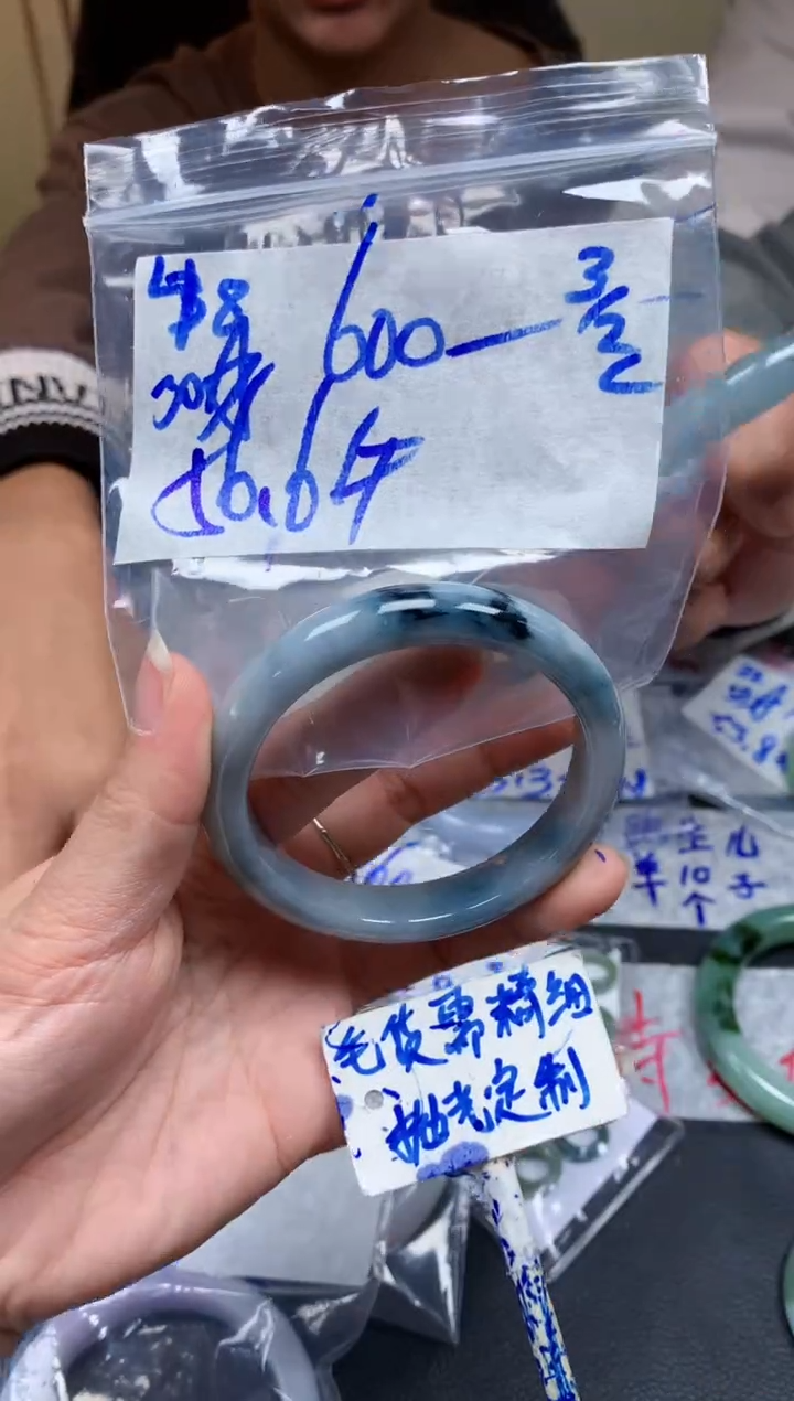 【闪购商品】定制翡翠未镶嵌18毛货需精细抛光手镯多样性拍一发一