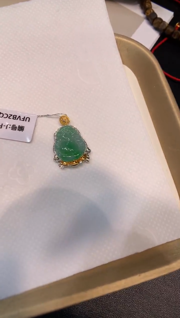 颈饰18K金镶嵌翡翠无事牌