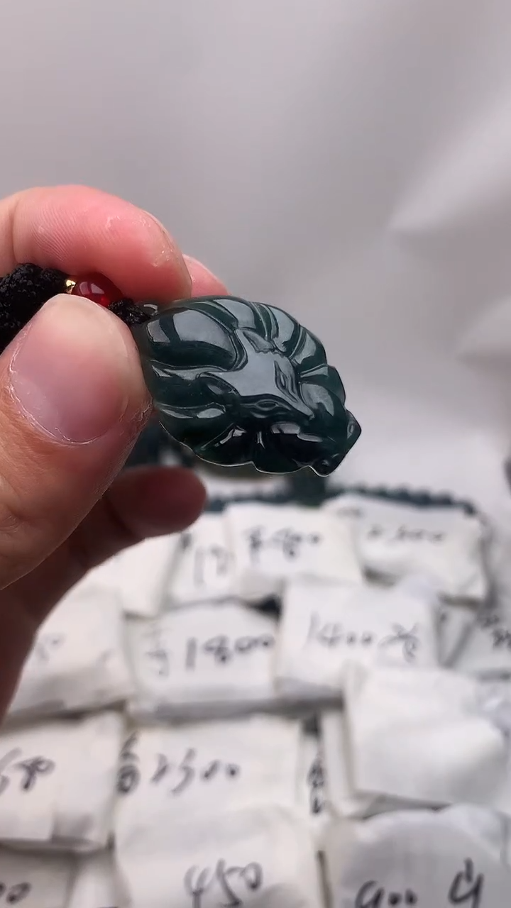 颈饰未镶嵌翡翠九尾狐