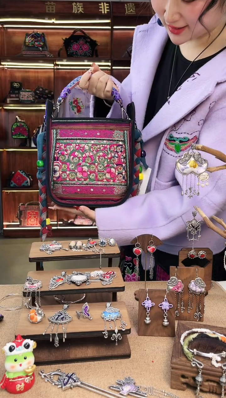 【闪购商品】织绣A17黔东南苗族刺绣