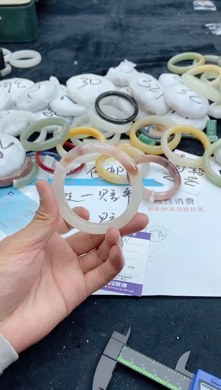 【闪购商品】石英质玉手镯未镶嵌161