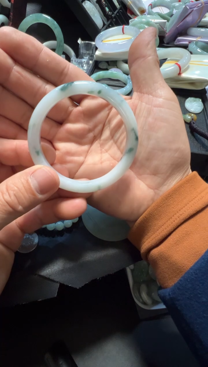 【闪购商品】翡翠手镯未镶嵌飘花正圈手镯
