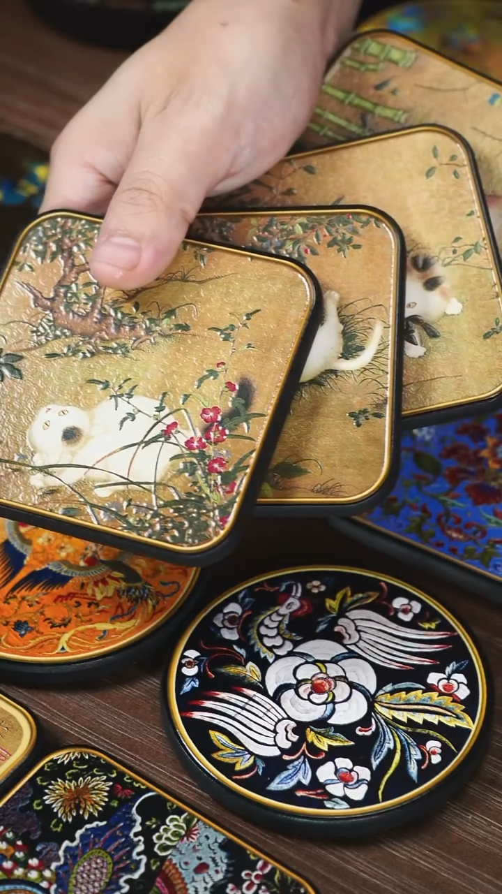 壹藏贰宝唐苑戏春杯垫一套