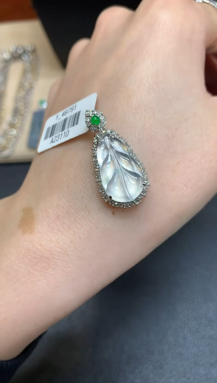 【闪购商品】翡翠颈饰18K金镶嵌叶子【无服务费】