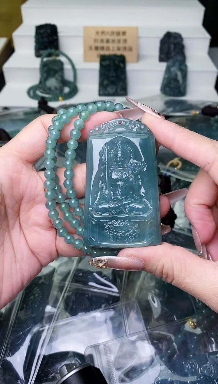 颈饰未镶嵌翡翠 