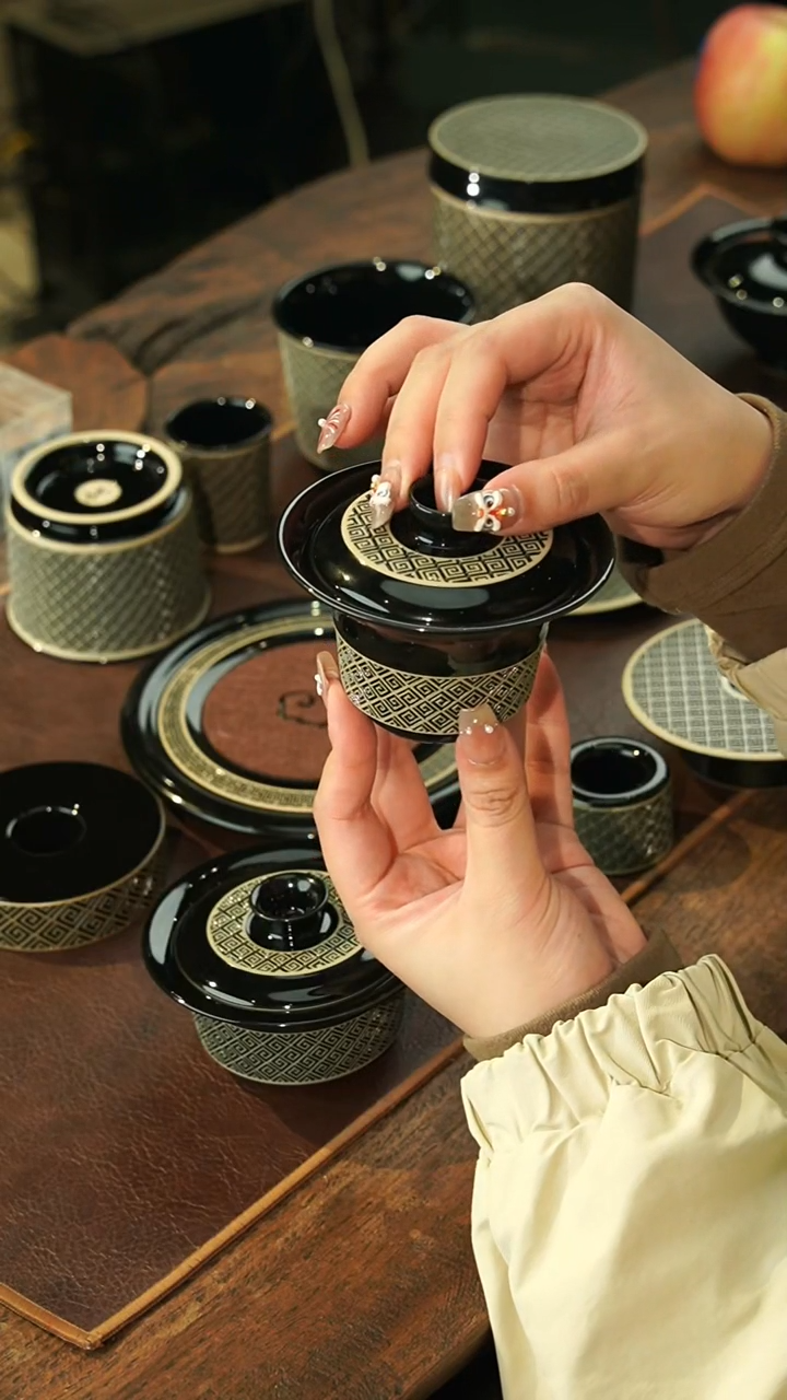 【闪购商品】瓷片李斌 玄色系列 回纹马蹄盖碗