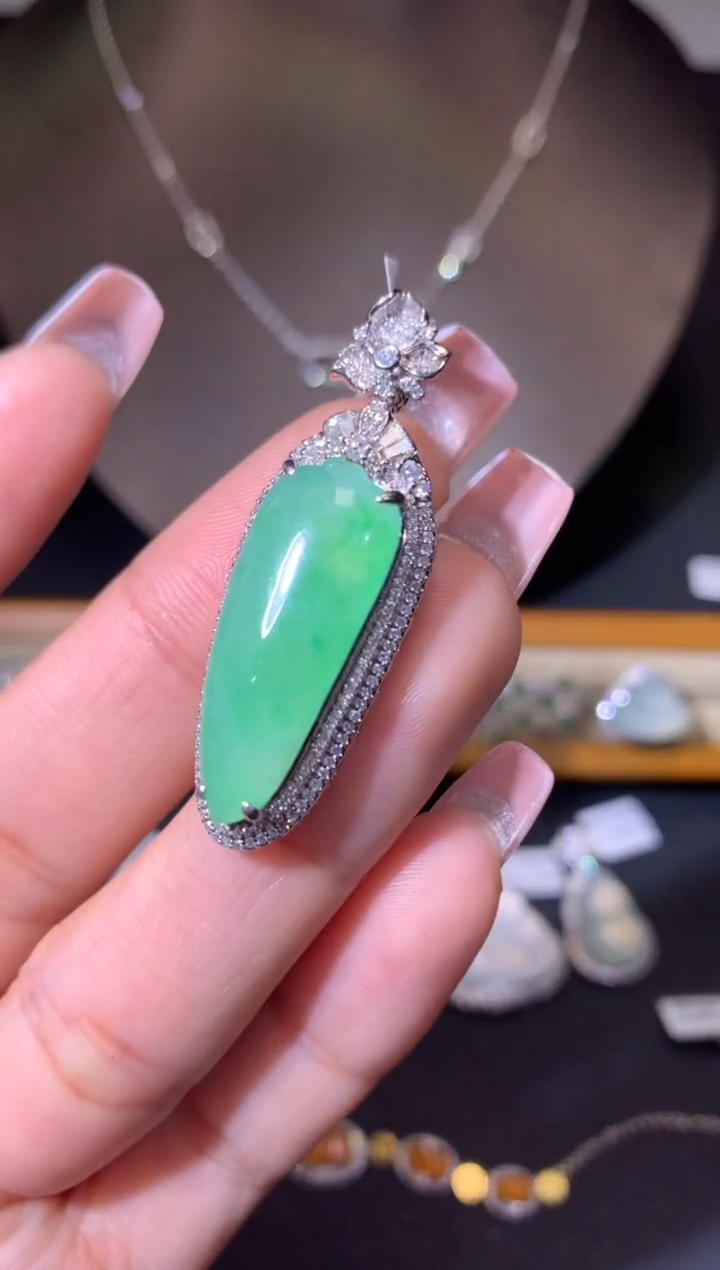 【闪购商品】翡翠吊坠(不含链)18K金镶嵌吊坠