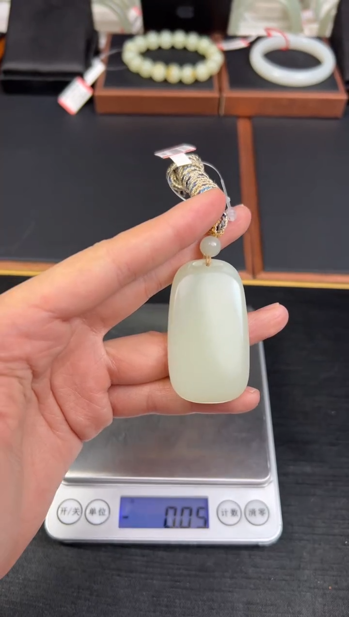 【闪购商品】和田玉吊坠(赠链)未镶嵌且末微色差迪克兰一细