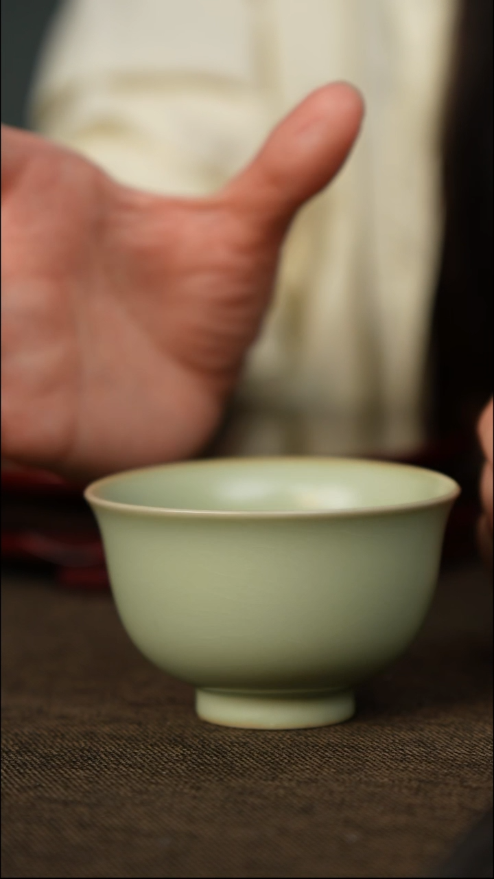 粉青 压手杯 带底款 