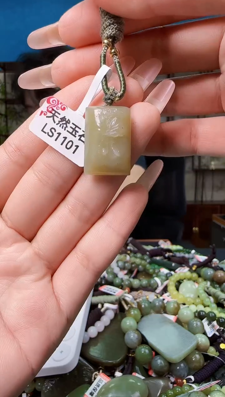 颈饰未镶嵌和田玉多样性发一