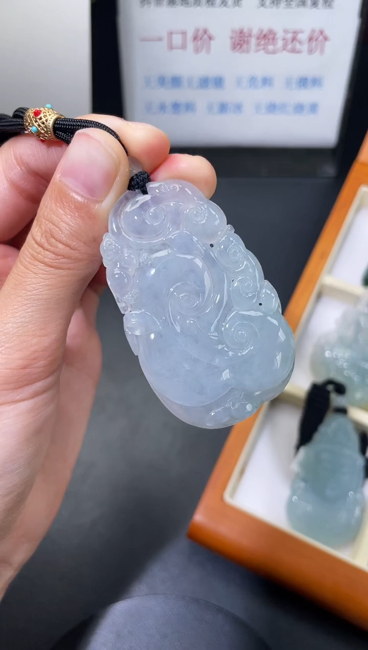 翡翠未镶嵌颈饰如意