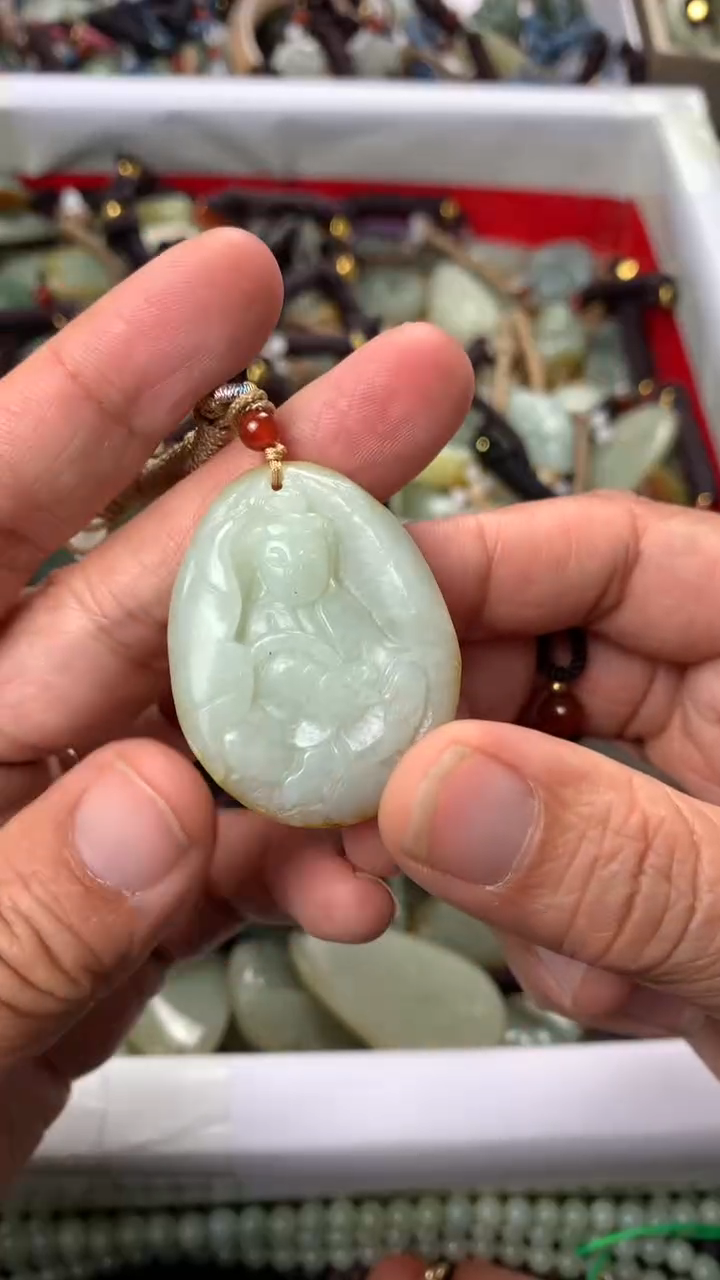 【闪购商品】和田玉颈饰未镶嵌多样性发货没有证书.拍一发一，有瑕