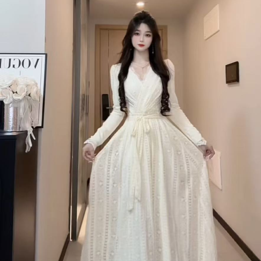 冬季加绒法式温柔风V领蕾丝连衣裙女新款长袖收腰显瘦气质裙