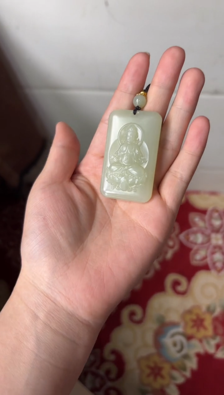 【闪购商品】和田玉吊坠(赠链)未镶嵌且末微色差迪克兰吊坠