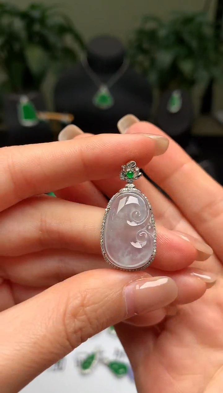 颈饰18K金镶嵌翡翠如意