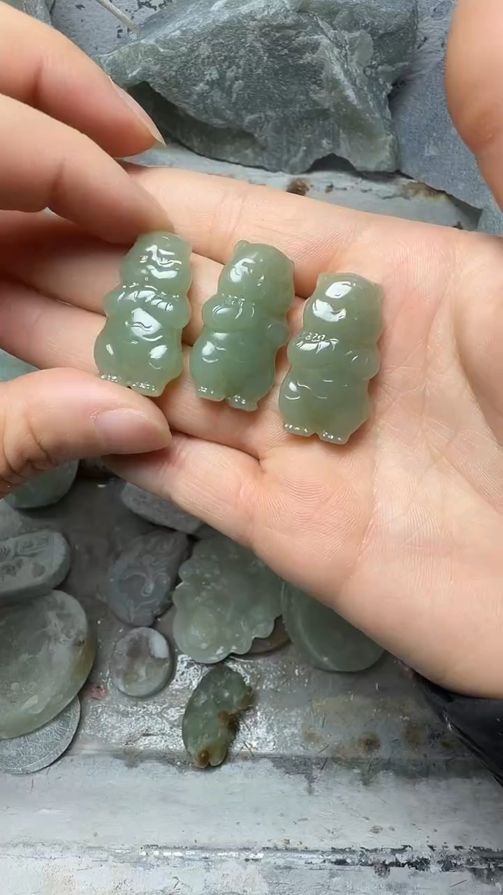 吊坠(赠链)未镶嵌和田玉小老虎  有小黑点