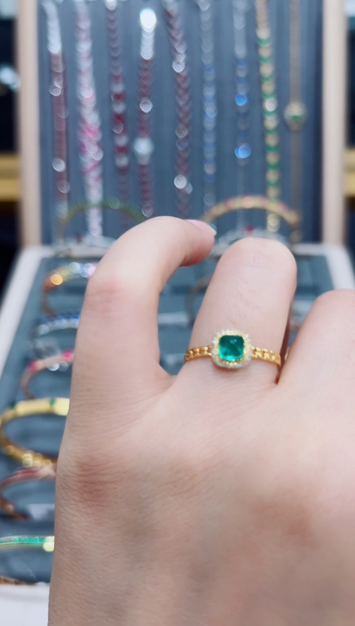 【闪购商品】祖母绿戒指18K金镶嵌.