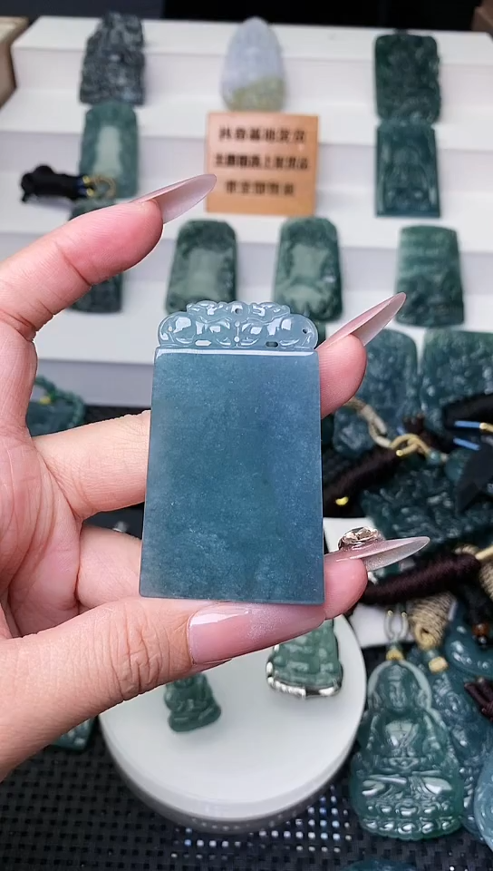 颈饰未镶嵌翡翠 