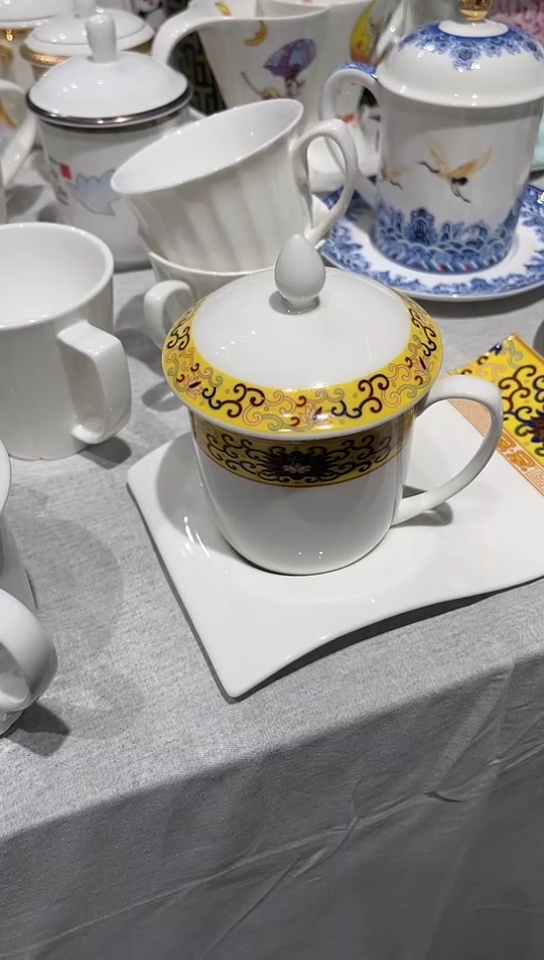 瓷贤*皇城盖杯1个隆达骨瓷