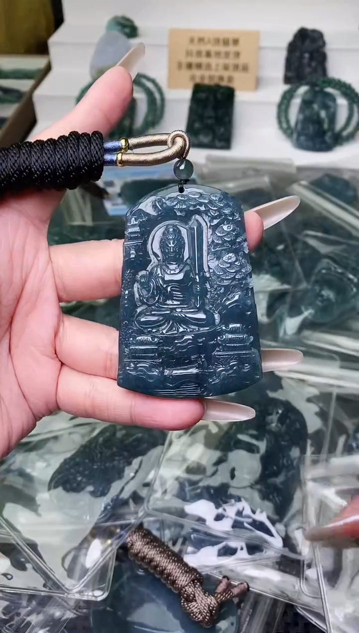 颈饰未镶嵌翡翠 