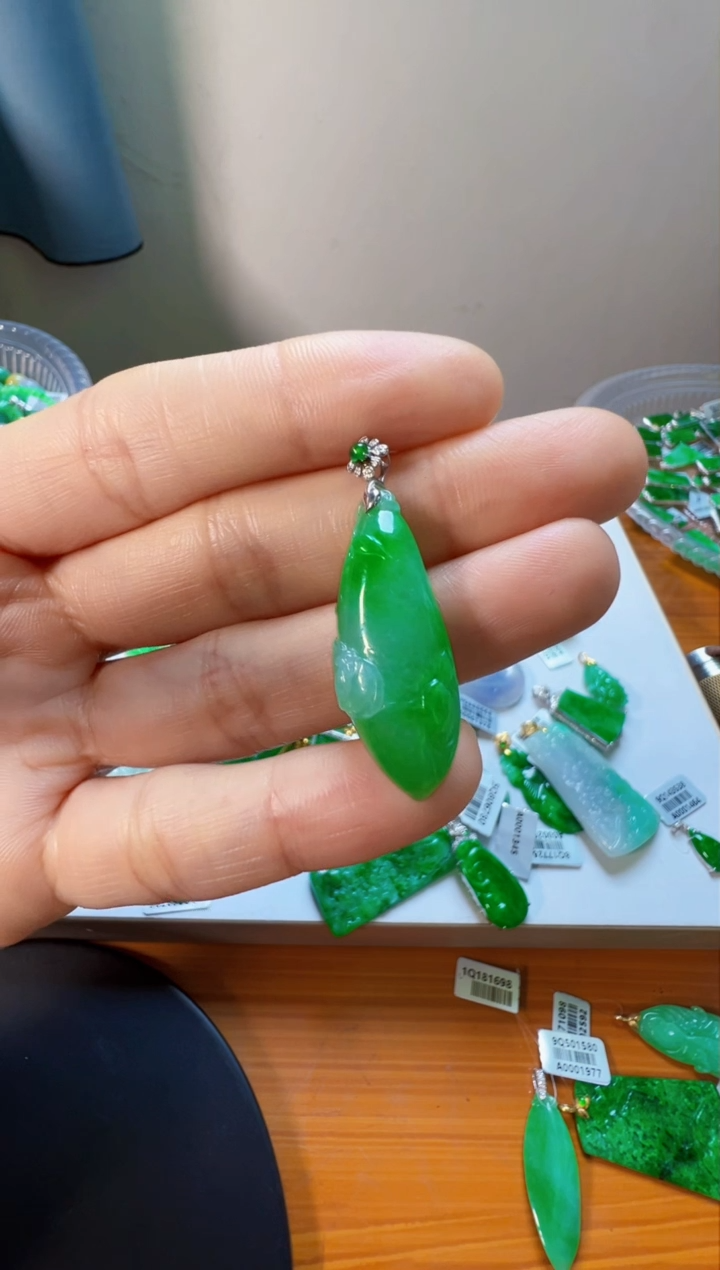 【闪购商品】翡翠吊坠(不含链)18K金镶嵌3980