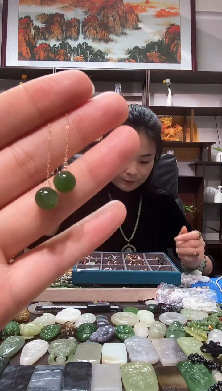 18K金镶嵌和田玉耳饰  