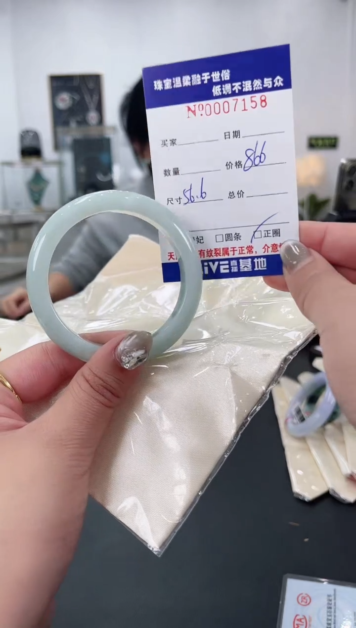 【闪购商品】翡翠手镯未镶嵌天然翡翠A货
