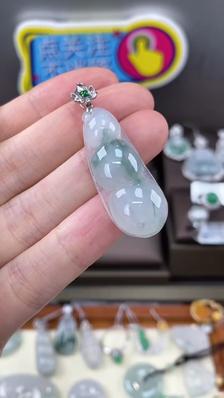 【闪购商品】翡翠吊坠(不含链)18K金镶嵌翡翠福豆