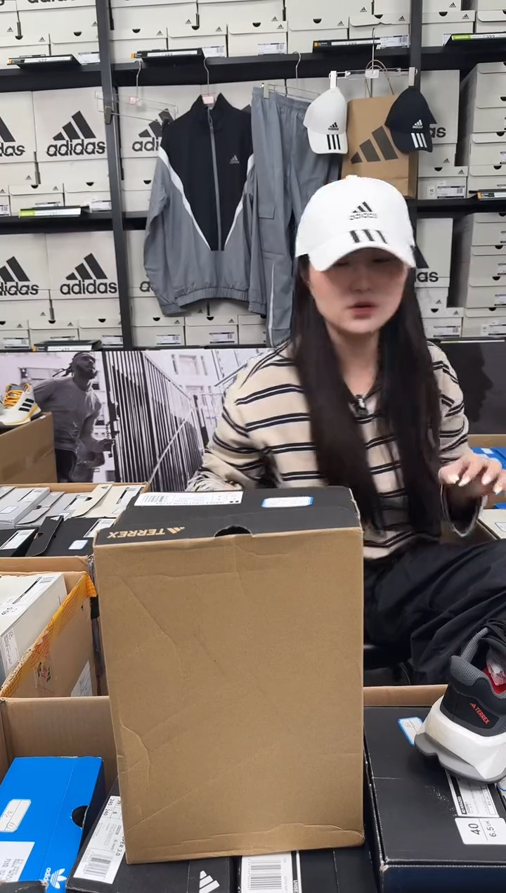 【闪购商品】40.5码 阿迪达斯正品跑步鞋 假一赔十