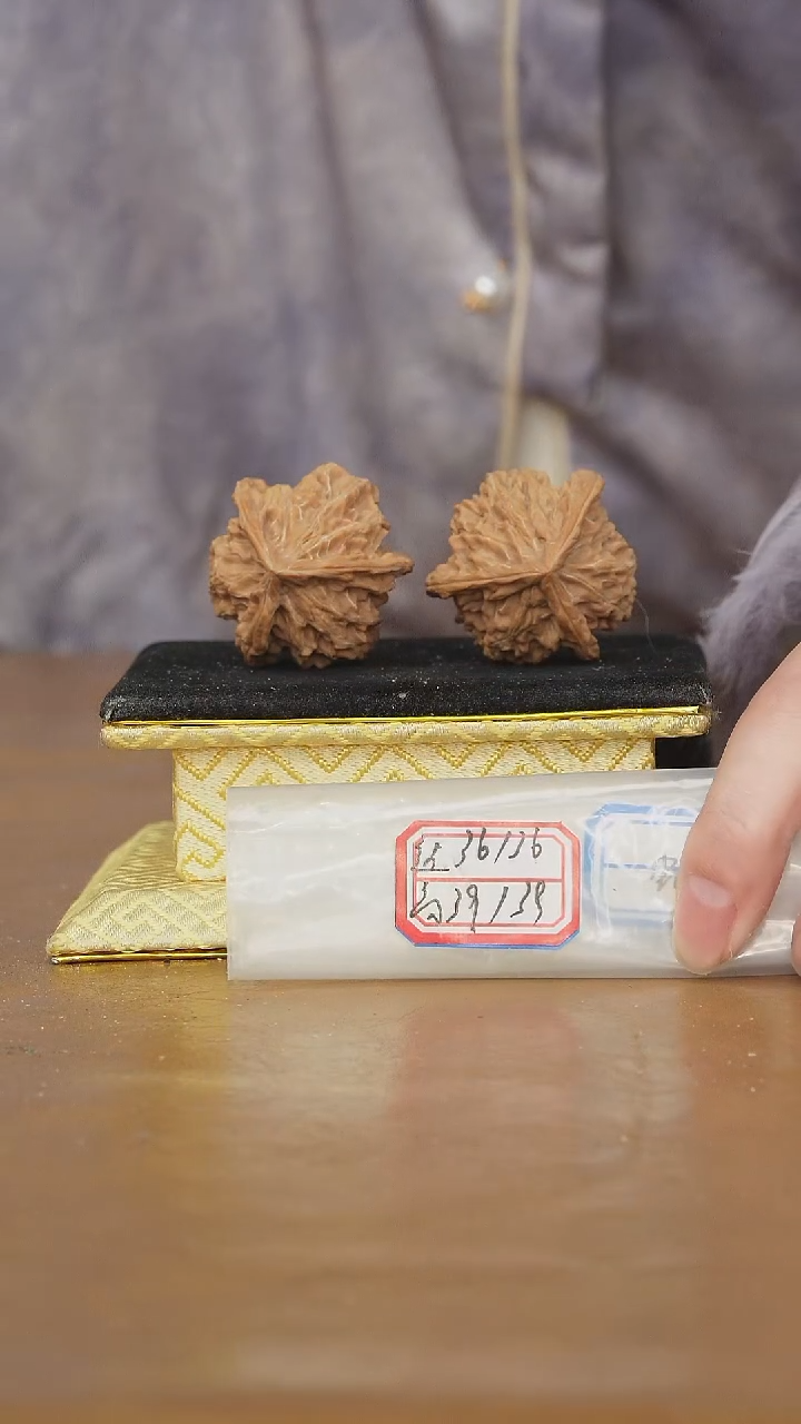 把件文玩核桃盘山三棱有虫眼